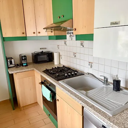 Stylish Near Airport Апартаменты Швехат