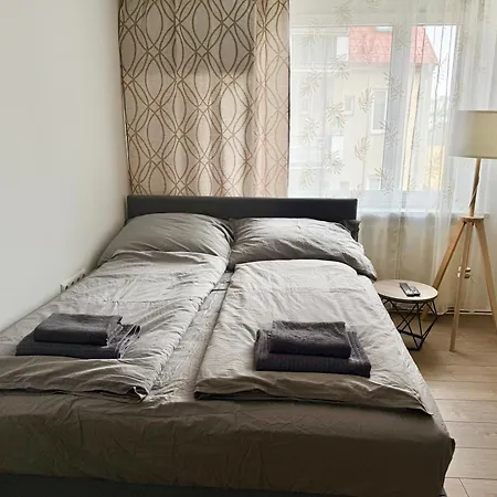 Апартаменты Stylish Near Airport Швехат